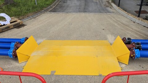 On-site System 2000 installation, showing a temporary access ramp installed over the pipeline with flange adaptors fitted on each side
