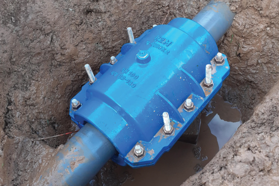 Encapsulation collar securely installed around a pipeline within an excavated trench