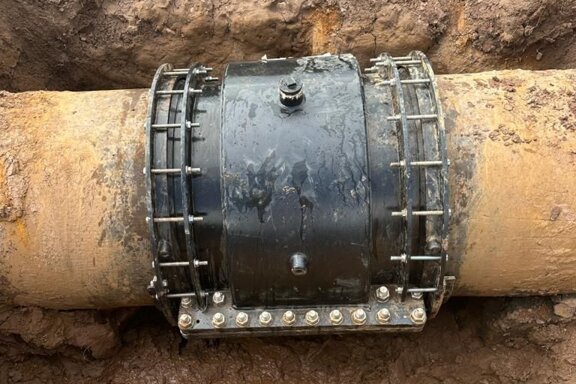 Nova Siria Duofit encapsulation collar installed around an existing pipeline, secured with multiple bolts and restraint bars