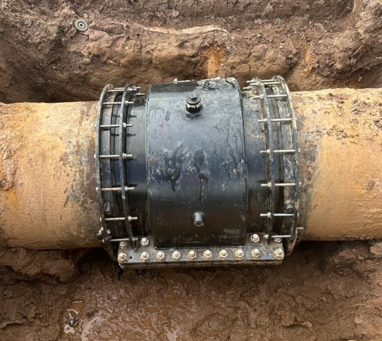 Nova Siria Duofit encapsulation collar installed around an existing pipeline, secured with multiple bolts and restraint bars